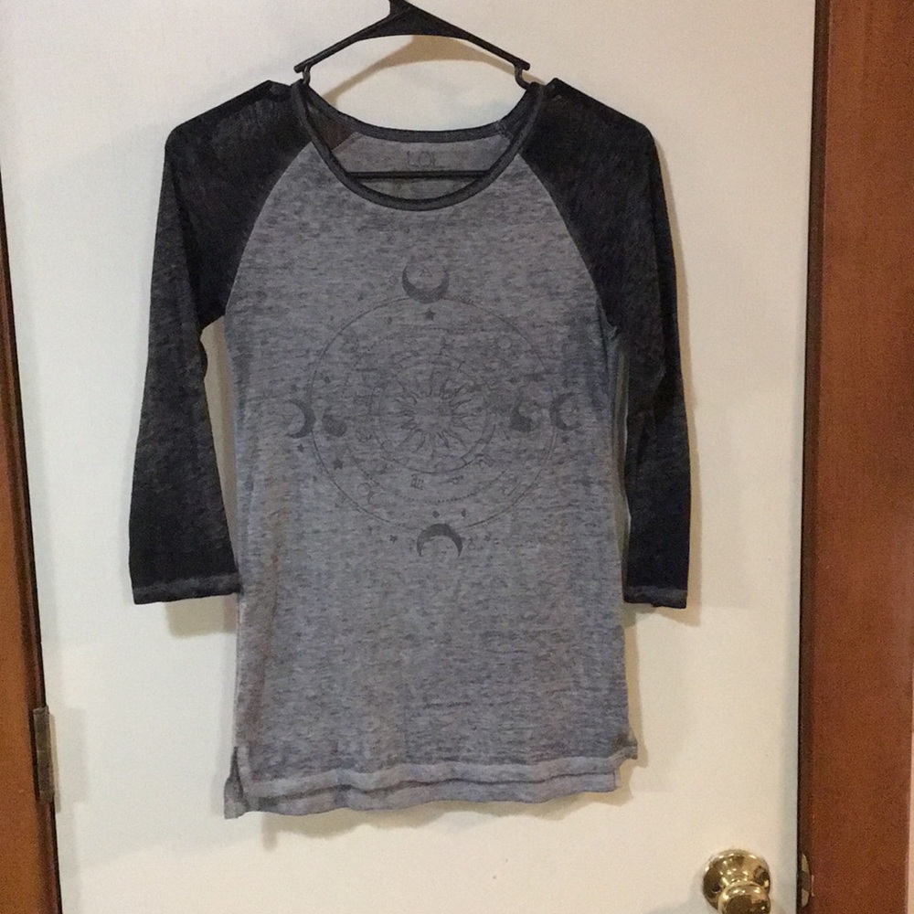 Grey baseball style 3/4 sleeve shirt